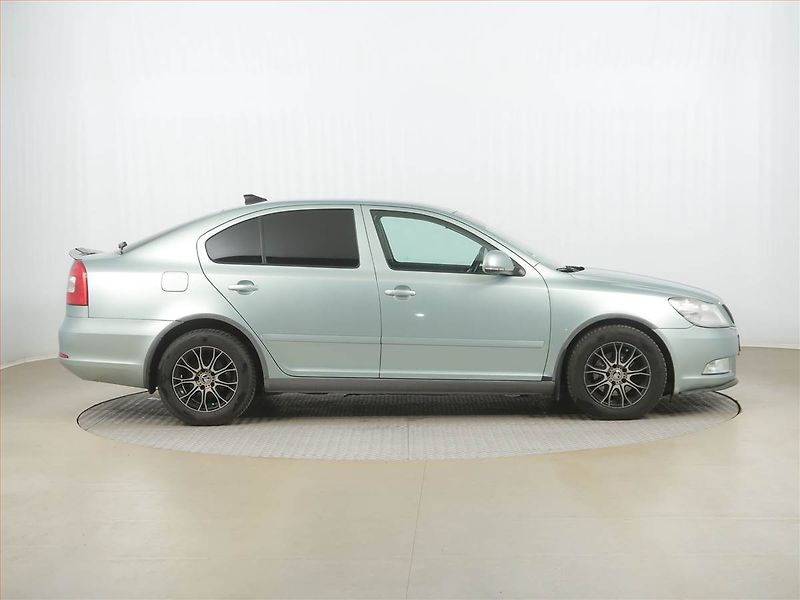 Škoda Octavia (2010) Elegance 1.6 TDI, oblíbený vůz - fotka 5 z 13