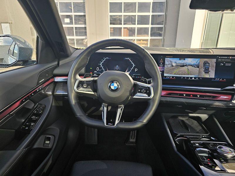 BMW Řada 5 520d xDrive Touring M Sport - fotka 14 z 23