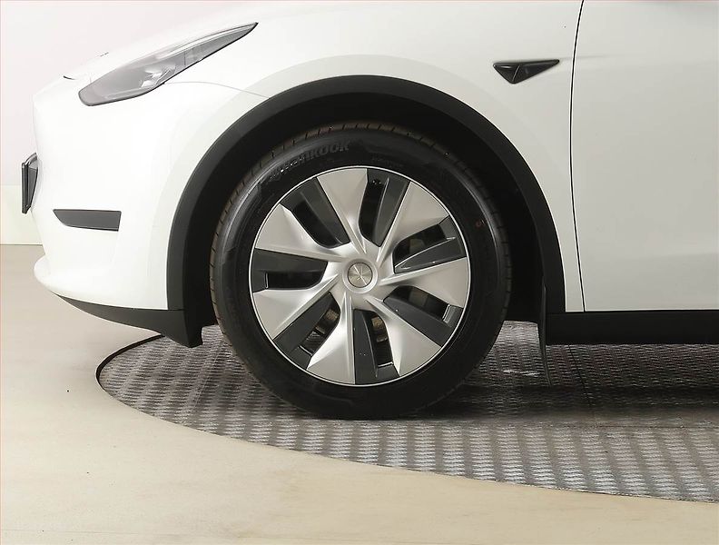 Tesla Model Y (2023) RWD LFP 60kWh, SoH 93% - fotka 14 z 31