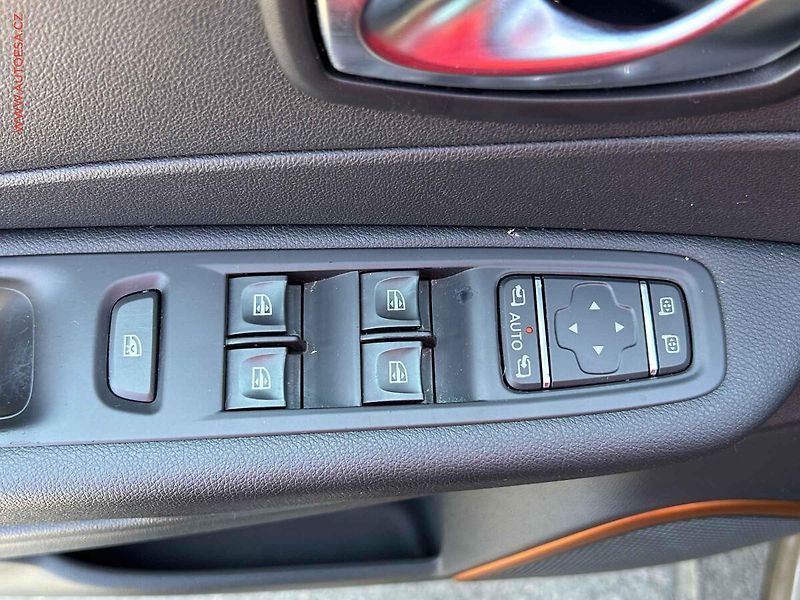 Renault Captur (2017) 1.2 TCe, Park. čidla, tempo - fotka 12 z 14