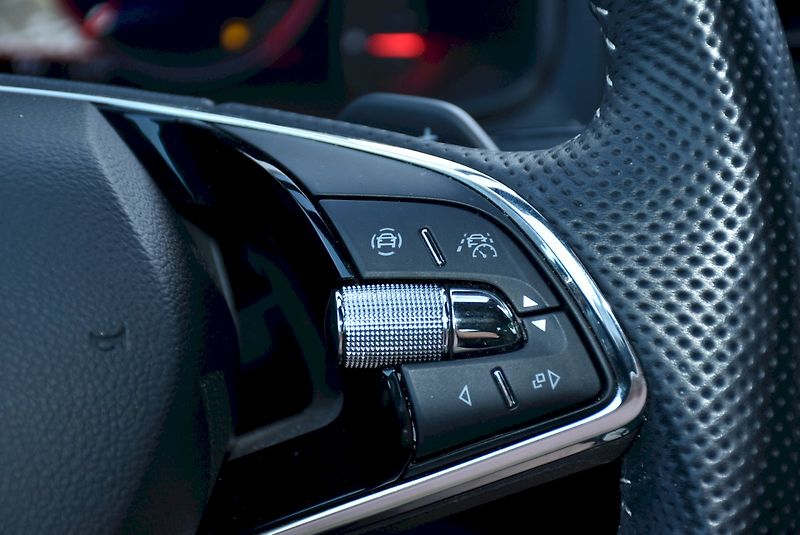 Škoda Karoq (2023) Sportline Exclusive 1.5 TSI 11 - fotka 32 z 35