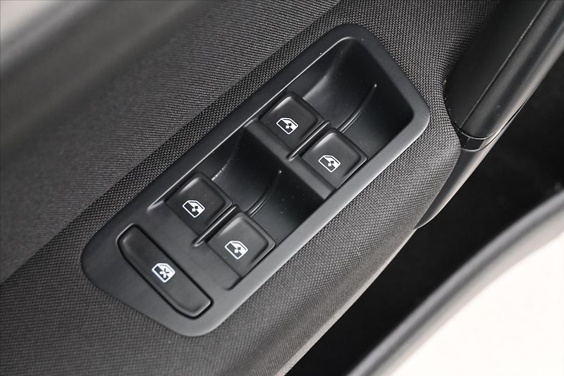 Volkswagen Golf Sportsvan 1,6 TDI 85 kW Navi Záruka až 5 - fotka 23 z 27