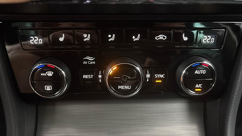 Škoda Superb 2.0 TDI DSG Style Combi - fotka 13 z 27