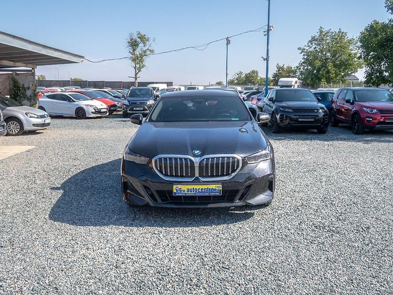 BMW Řada 5 (2025) ČR 550e xDrive - fotka 2 z 41