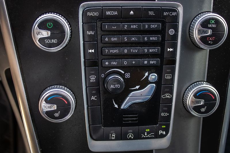 Volvo XC60 Rdesign, nový motor v záruce - fotka 17 z 33