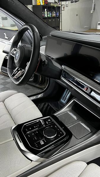BMW Řada 7 (2023) M760e xDrive Individual, 420 k - fotka 5 z 18