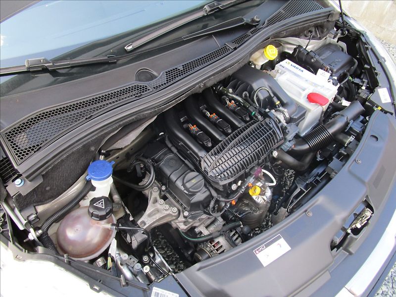 Peugeot 208 1.2i Klima, Navi - fotka 37 z 38