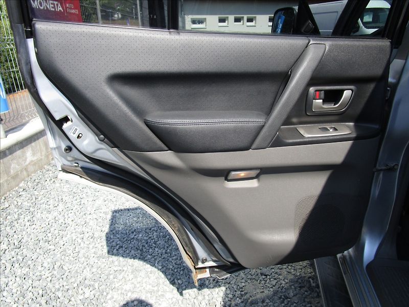 Mitsubishi Pajero 3.2 Di-D, 4x4, aut. klima, 7 m - fotka 38 z 54