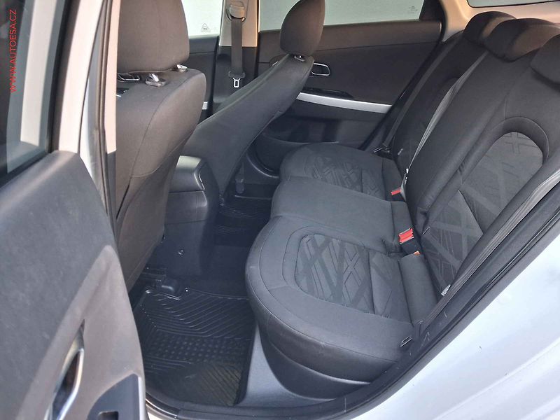 Kia Ceed (2017) 1.4 CVVT, ČR, LED, park.čidla - fotka 10 z 17
