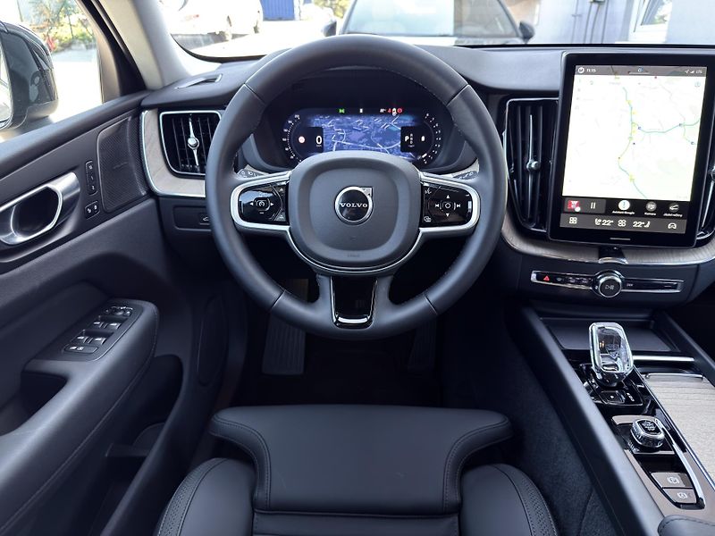 Volvo XC60 B5 AWD // PLUS DARK + sada kol - fotka 16 z 44