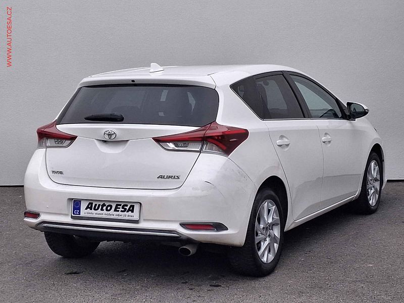 Toyota Auris (2016) 1.6 i, ČR, navi, autoAC - fotka 4 z 16