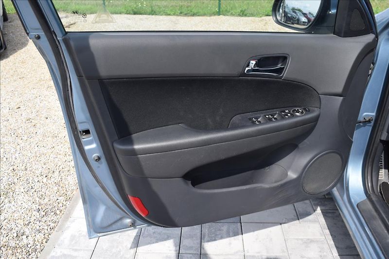 Hyundai i30 1,6 CRDi 66KW COMFORT+ 2XKOLA - fotka 23 z 42