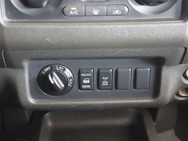 Nissan Navara (2006) 2.5 DCi, 4X4 - fotka 14 z 14