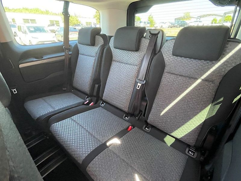 Toyota ProAce Verso 2.0L 8AT Family 8 - fotka 9 z 24
