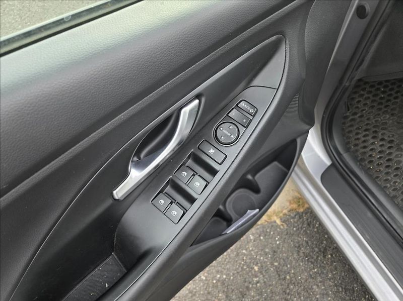Hyundai i30 1,0 T-GDI  SMART - fotka 13 z 30