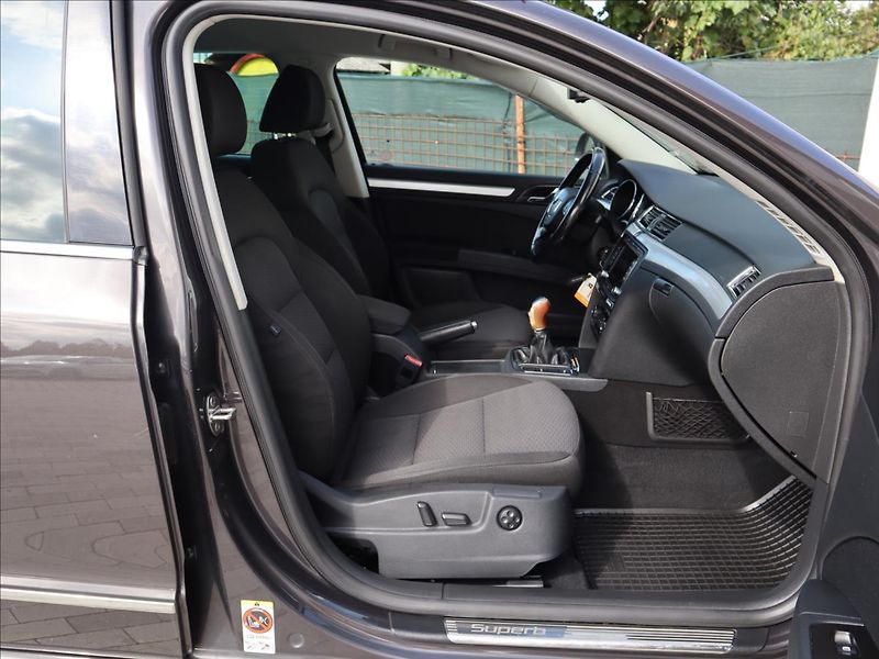 Škoda Superb 2,0 TDi 4x4 Elegance Navi CZ - fotka 8 z 34