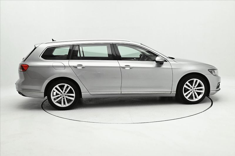 Volkswagen Passat 2,0 TDI 140 kW DSG ELEGANCE Zá - fotka 4 z 32