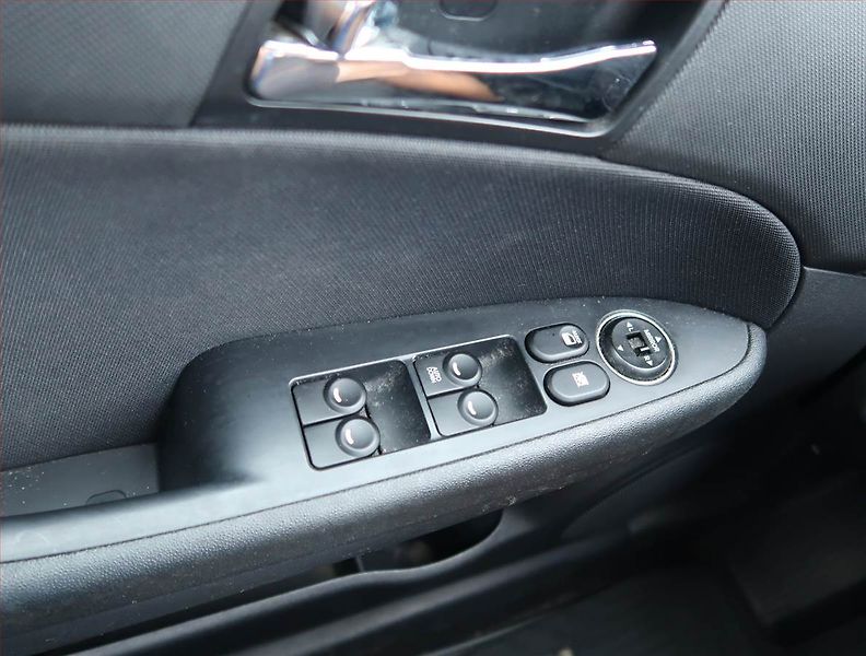 Hyundai i30 (2010) 1.6 CRDi, Serv.kniha, po STK - fotka 14 z 14