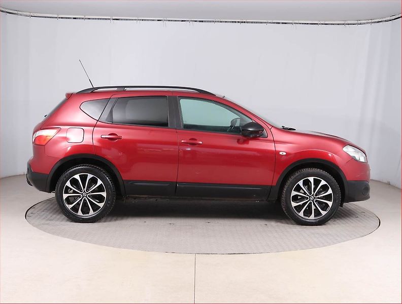 Nissan Qashqai (2013) 1.6, Tempomat, Park. senzory - fotka 6 z 15