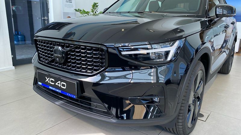 Volvo XC40 (2026) PLUS BLACK EDITION, B4 FWD, 14 - fotka 4 z 14