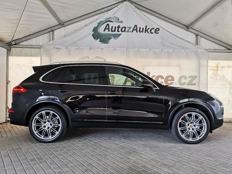 Porsche Cayenne (2015) S LED PANO BT 1MAJITEL SERVIS  - fotka 3 z 24