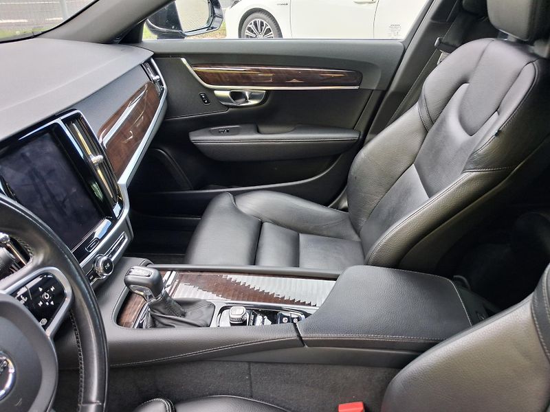 Volvo V90 (2017) 2,0 D5 173kw SERVISKA TOP STAV - fotka 40 z 51