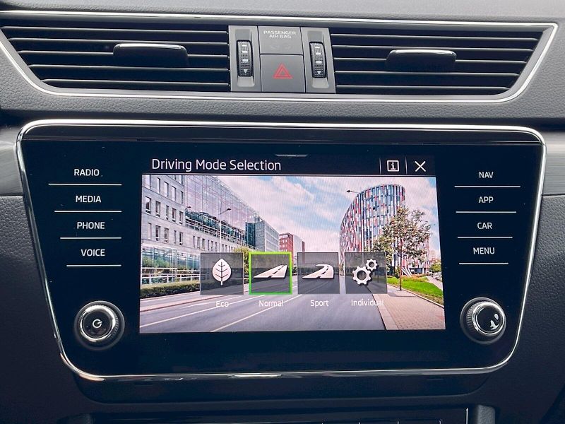 Škoda Superb (2021) 2.0 TDI 147 kW DSG 4x4 Style P - fotka 17 z 35