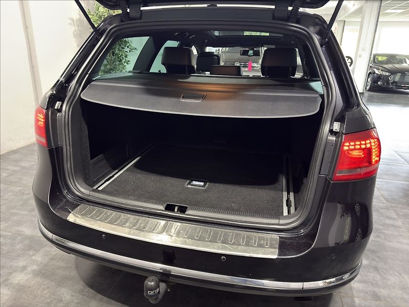 Volkswagen Passat 2,0   TDI DSG 4X4 HIGHLINE ACC - fotka 29 z 37