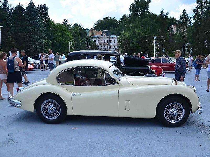 Přehlídka veteránů na Arnice v Mariánských Lázních. Sanitka Cadillac