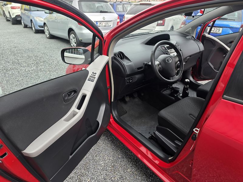 Toyota Yaris 1.0 VVTI Klimatizace  - fotka 9 z 16