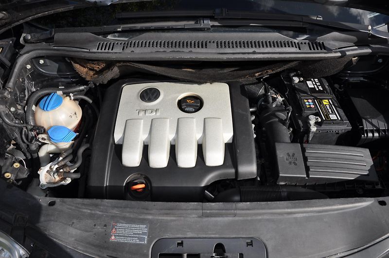 Volkswagen Touran 2.0TDi 100kW 7.míst Highline - fotka 10 z 14