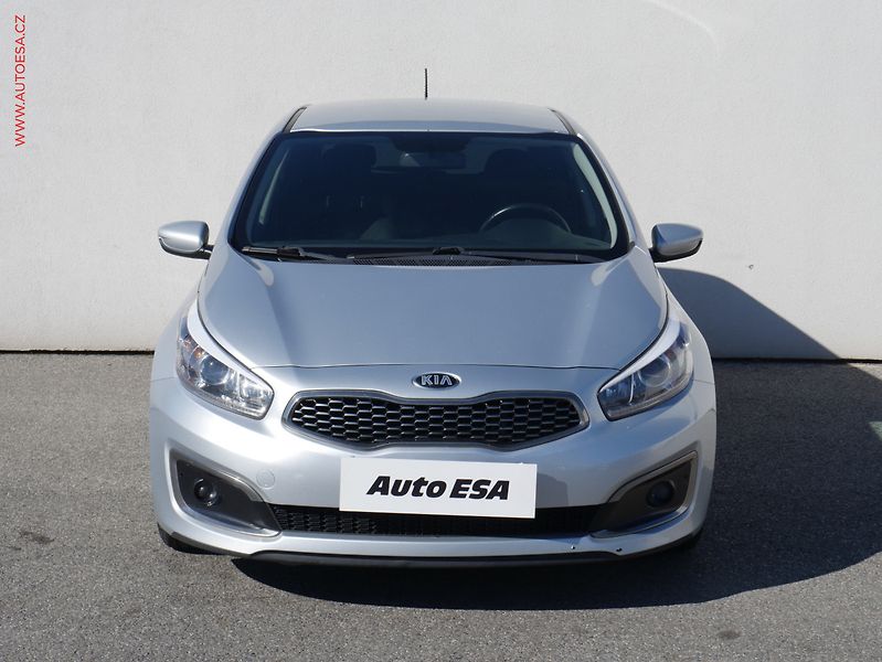 Kia Ceed (2017) 1.6 CRDi, ČR, AC, výhřev sed - fotka 2 z 22