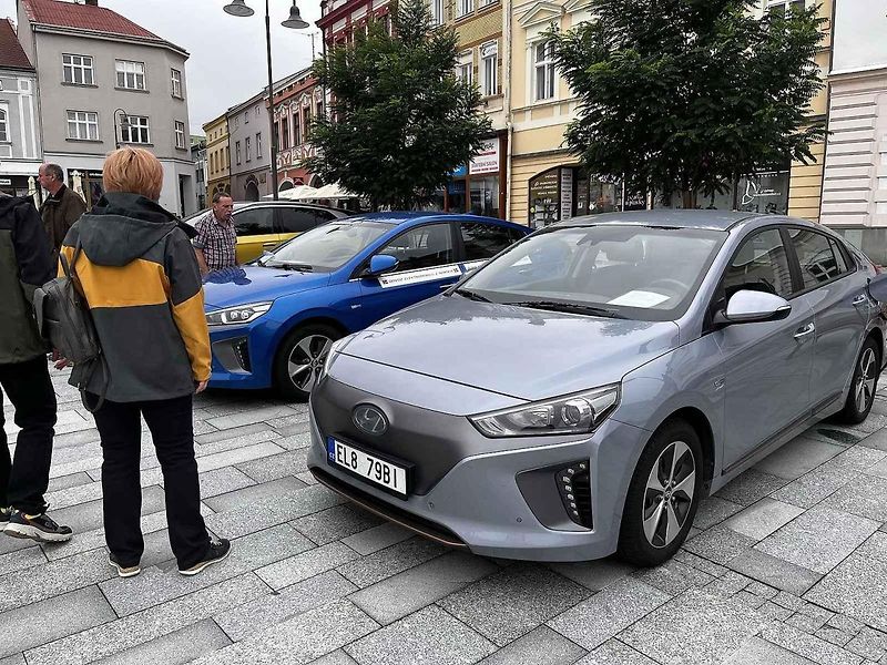 Sraz elektromobilů na náměstí ve Valašském Meziříčí, 5. srpna 2023.