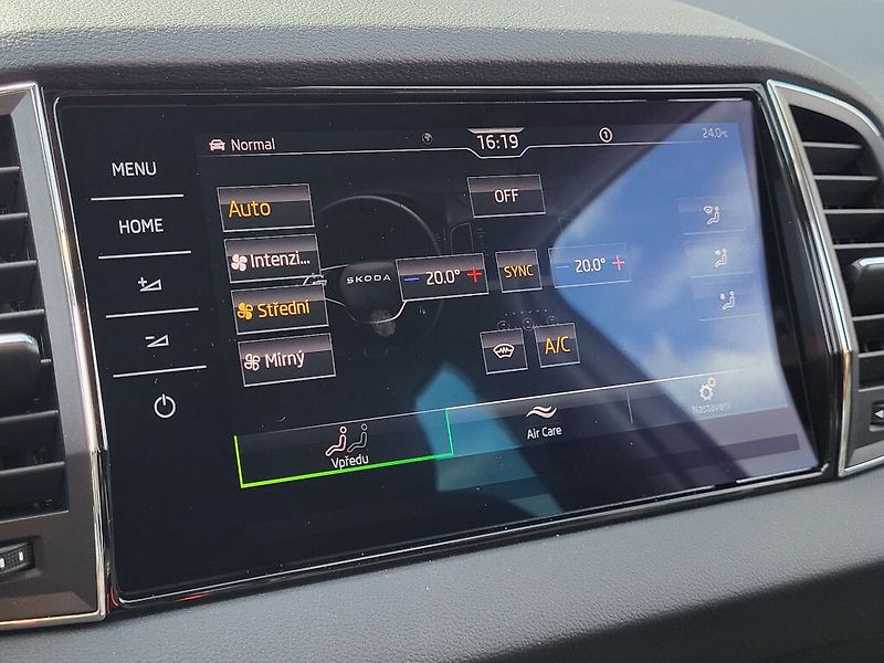 Škoda Karoq Dynamic 1,5TSI 110kW - fotka 27 z 32