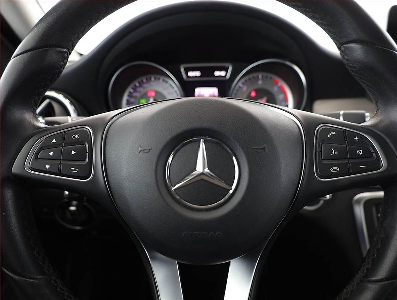 Mercedes-Benz GLA (2016) 200 CDI 4MATIC, 4X4 - fotka 8 z 21
