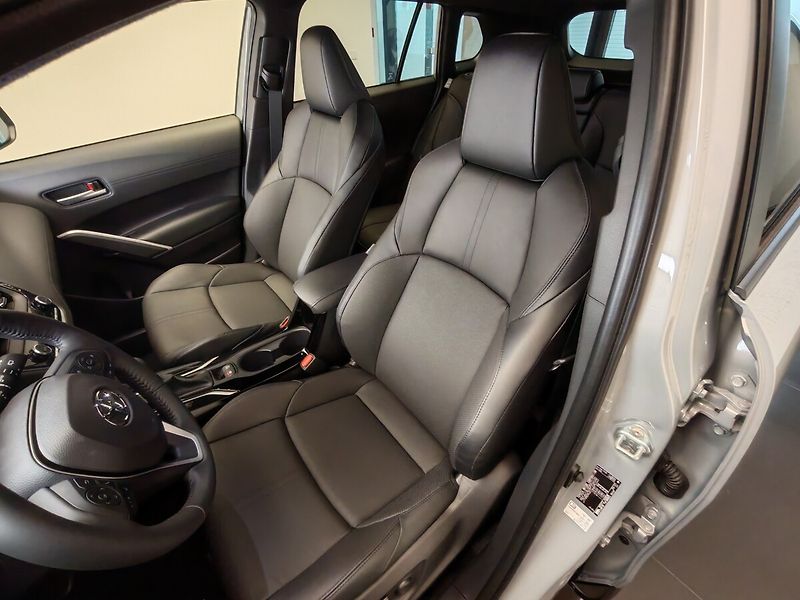 Toyota Corolla Cross 2,0 Hybrid Executive - fotka 16 z 45