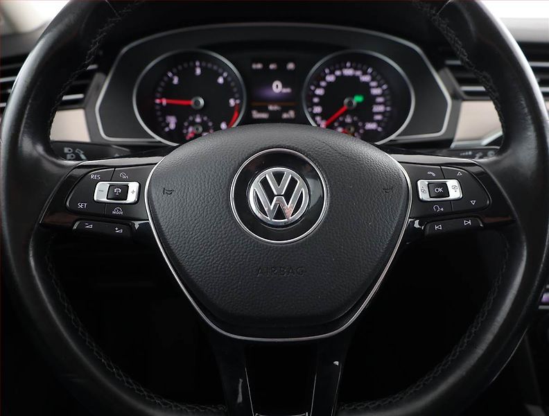 Volkswagen Passat (2015) 2.0 TDI, Automat, Navi - fotka 8 z 18