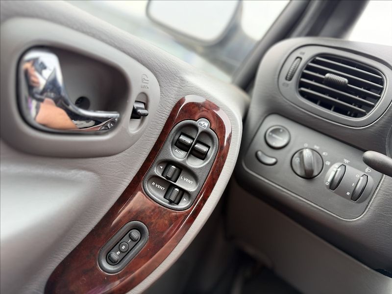 Chrysler Grand Voyager 3,3 V6 128kW A/T 7MÍST - fotka 13 z 26
