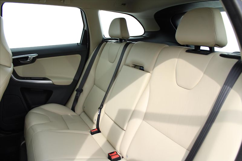 Volvo XC60 2.4 D4 140kW SUMMUM - fotka 10 z 27