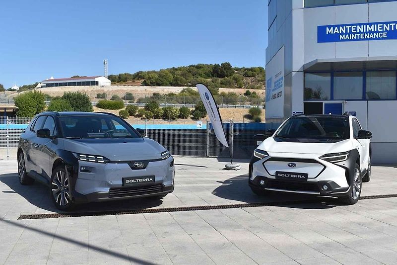 Místy muselo elektrické Subaru Uncharted projíždět i obtížnějším terénem.