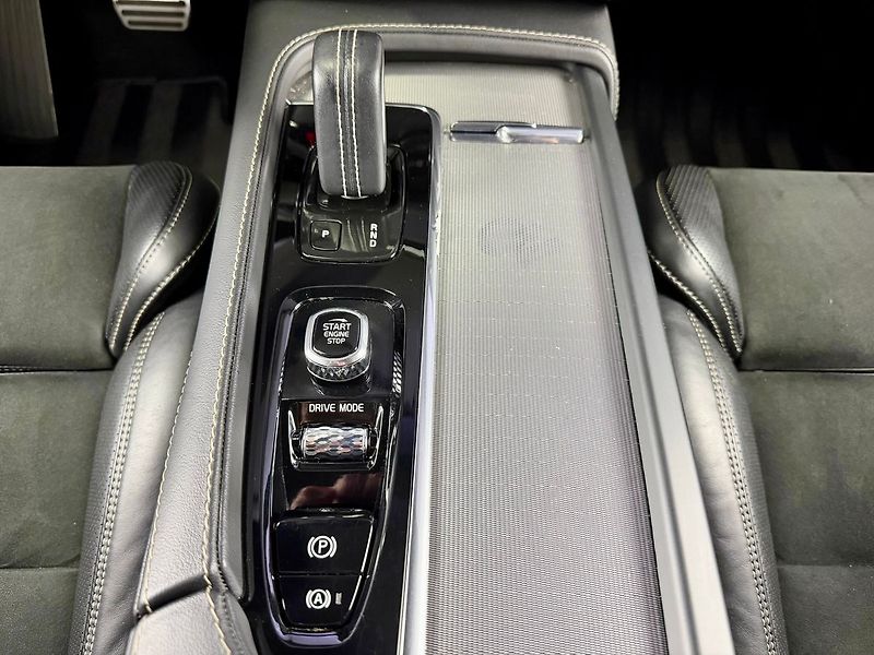 Volvo XC90 B5 AWD R-DESIGN, H&K, EL. TAŽN - fotka 24 z 32