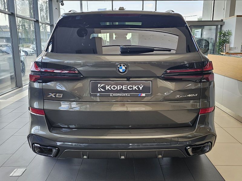 BMW X5 xDrive40d - fotka 6 z 36