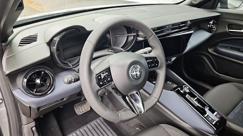 Alfa Romeo Junior (2026)  1,2 T 145 PS automat - fotka 20 z 42
