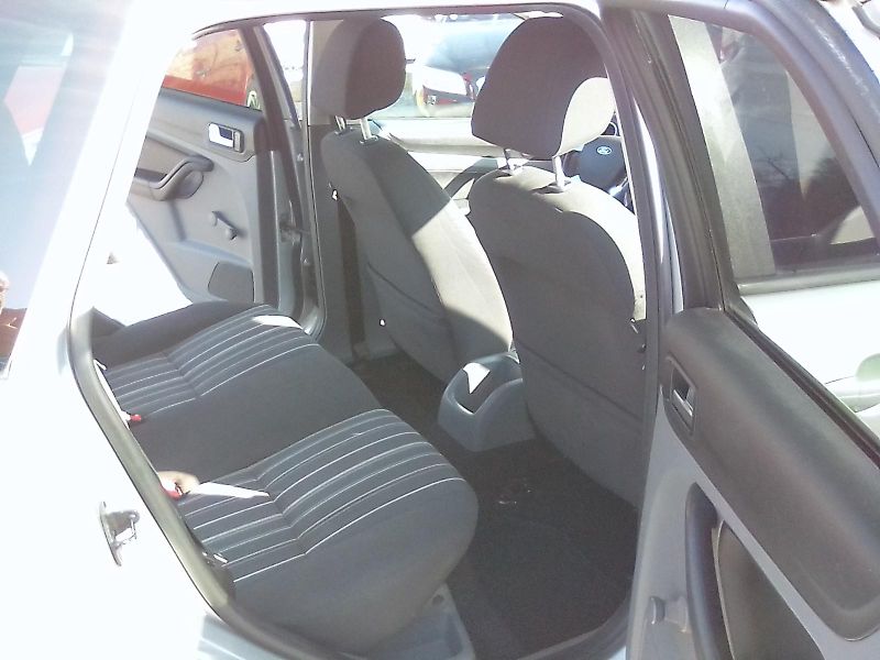 Ford Focus (2008) 1.6i 16V, kombi, 2.majitel - fotka 21 z 30