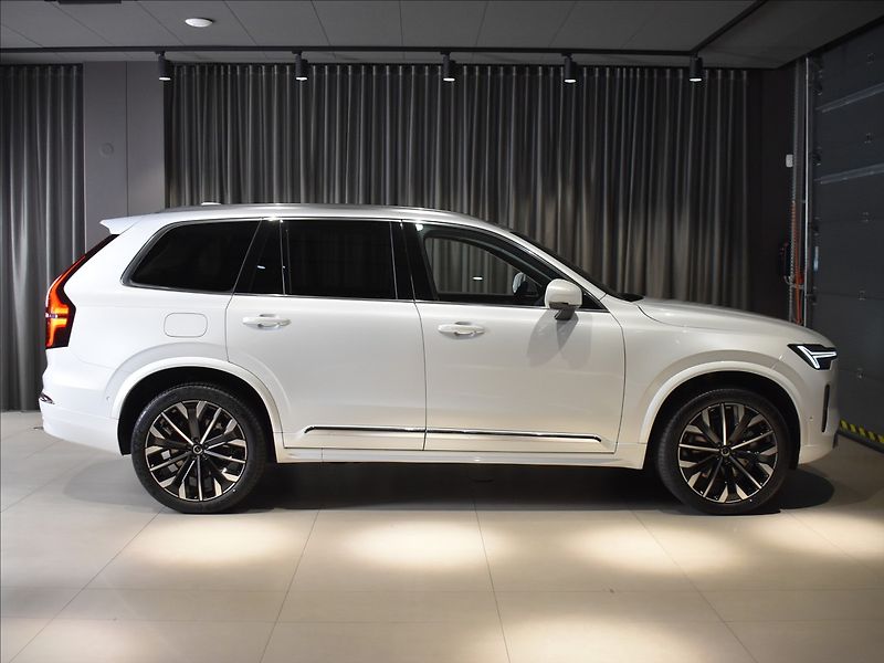 Volvo XC90 (2026) 2,0 B5  Ultra Bright - fotka 3 z 46