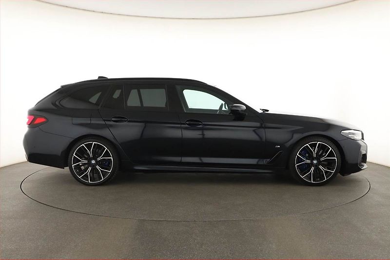 BMW Řada 5 (2022) M Sport 530d xDrive - fotka 6 z 21