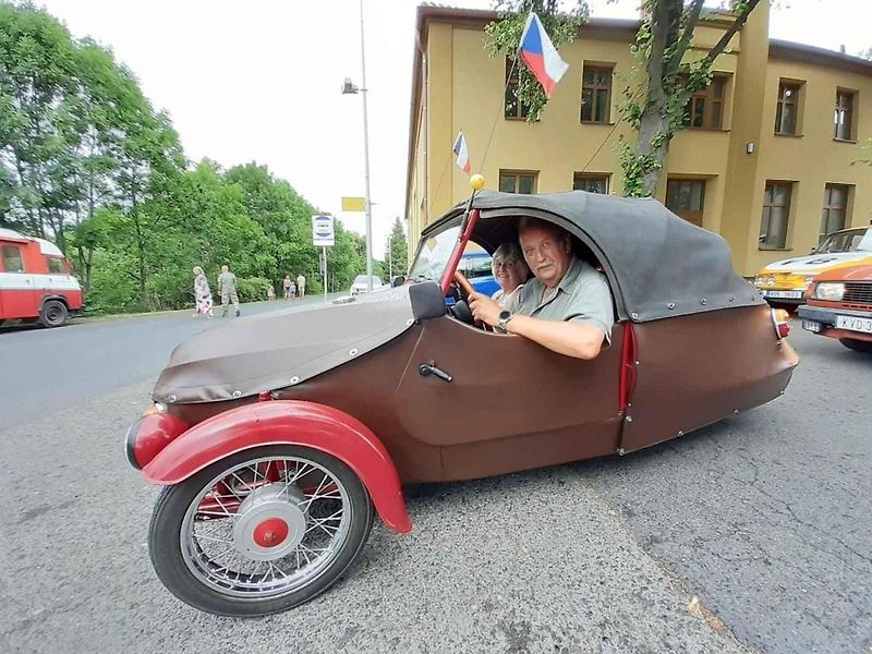 Do Hříškova dorazil na jubilejní veteránský sraz rekordní počet vozidel.