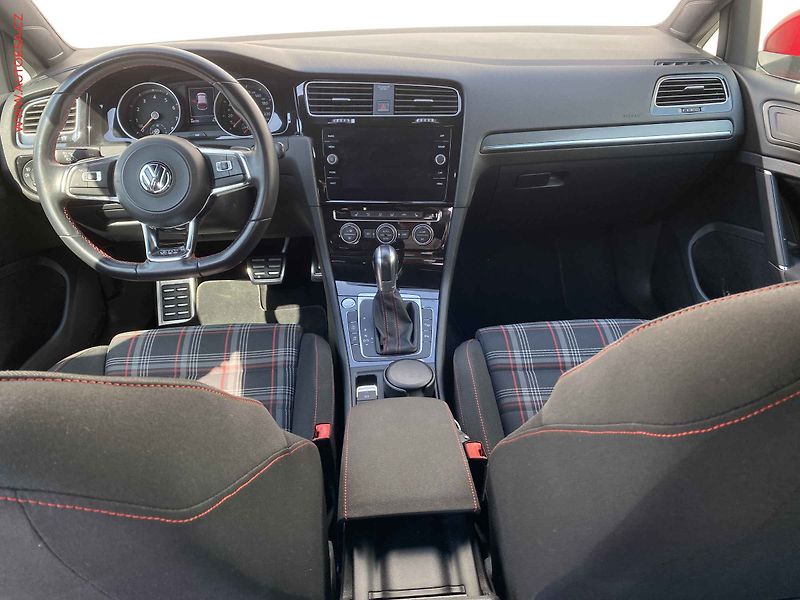 Volkswagen Golf (2018) 2.0 TSi, GTi, DSG, LED - fotka 8 z 20