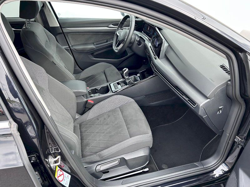 Volkswagen Golf (2023) 1.5 TSI 110kW Style - fotka 30 z 35