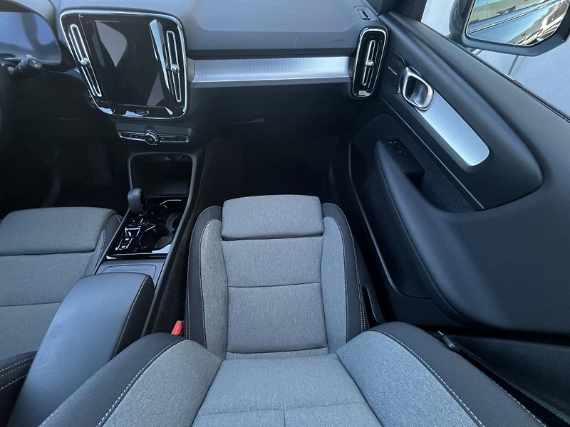 Volvo XC40 B3 FWD BE // 360 // kola - fotka 21 z 51